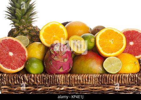 Chiudere l immagine di un cesto pieno di frutta Foto Stock