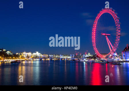 Lo skyline di Londra di notte con il London Eye sulla destra. Foto Stock