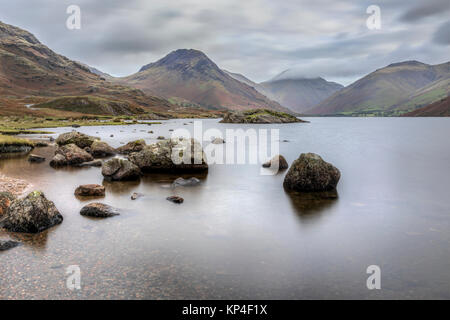 Wastwater guardando verso il grande timpano con pietre in acqua con esposizione lunga Foto Stock