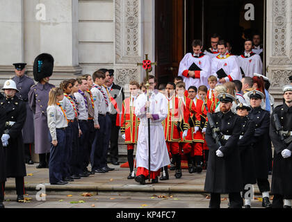 La regina, accompagnata da alcuni membri anziani della famiglia reale, frequenta l annuale Giornata del ricordo cerimonia presso il Cenotafio. Questo anno il Principe Carlo è la posa di Regina della corona sul suo conto. Dotato di: atmosfera dove: Londra, Regno Unito quando: 12 Nov 2017 Credit: John Rainford/WENN.com Foto Stock