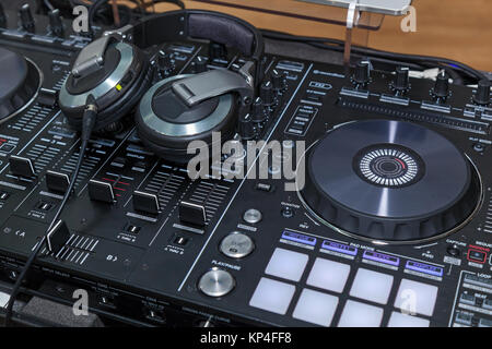 Console di musica e cuffie per DJ. DJ console cd mp4 deejay console di mixaggio musica party in discoteca. DJ console per esperimenti con la musica Foto Stock