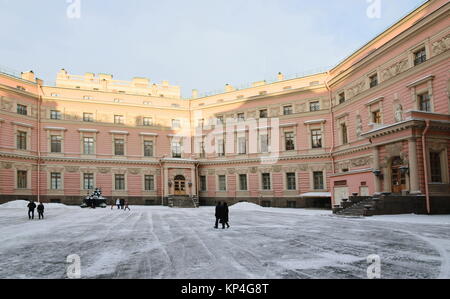 Cortile interno della parrocchia di San Michele Castello (chiamato anche gli ingegneri' Castello) - una residenza per l'imperatore Paolo I - San Pietroburgo, Russia Foto Stock