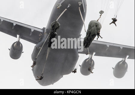 Paracadutisti assegnato alla quarta brigata di fanteria combattere Team (airborne), XXV divisione di fanteria, U.S. Esercito di Alaska, saltare da una C-17 Globemaster III al di fuori della base comune Charleston, durante la conduzione di airborne formazione oltre Malemute drop zone, Base comune Elmendorf-Richardson, Alaska, 24 agosto 2017. I soldati del 4/25 ha recentemente completato una serie di salti per assicurare che essi mantengono la loro qualifica airborne durante la brigata di prossima distribuzione per l'Afghanistan. (U.S. Air Force Foto Stock