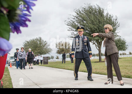 Famiglia, amici e compagni di pensionati gen. Richard E. Cavazos, U.S. Esercito i primi quattro ispanico-star general, partecipare alla cerimonia di internamento nov. 14, 2017, a JBSA-Fort Sam Houston Cimitero Nazionale, San Antonio, Texas. Nel 1976 Mexican-American Cavazos fatta di storia militare diventando il primo Ispanico per raggiungere il rango di brigadiere generale dell'esercito degli Stati Uniti. Meno di venti anni più tardi, il nativo texano sarebbe nuovamente la storia di essere nominato l esercito del primo quattro ispanico-star general. Egli era stato ritirato dal 1984 e morì il 29 ottobre dopo una lunga malattia a 88. (U.S. Aria per Foto Stock