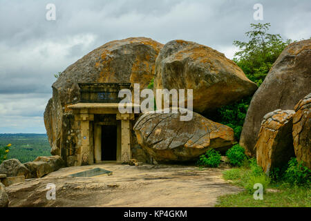 Bhadrabahu tempio nella grotta con colonne in pietra tra le rocce sulla collina Chandragiri tempio complesso a Shravanabelagola Foto Stock