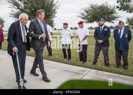 Famiglia, amici e compagni di pensionati gen. Richard E. Cavazos, U.S. Esercito i primi quattro ispanico-star general, partecipare alla cerimonia di internamento nov. 14, 2017, a JBSA-Fort Sam Houston Cimitero Nazionale, San Antonio, Texas. Nel 1976 Mexican-American Cavazos fatta di storia militare diventando il primo Ispanico per raggiungere il rango di brigadiere generale dell'esercito degli Stati Uniti. Meno di venti anni più tardi, il nativo texano sarebbe nuovamente la storia di essere nominato l esercito del primo quattro ispanico-star general. Egli era stato ritirato dal 1984 e morì il 29 ottobre dopo una lunga malattia a 88. (U.S. Aria per Foto Stock