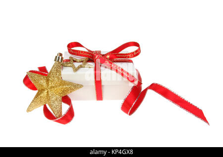 Regalo di natale decorazione, box legato con buon Natale nastro circondato con un nastro rosso e oro con glitter stelle isolata contro bianco Foto Stock