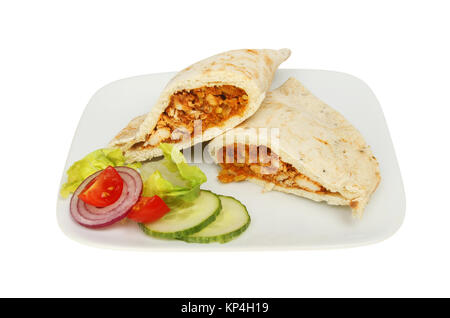 Pollo Tikka pane naan con insalata su una piastra isolata contro bianco Foto Stock