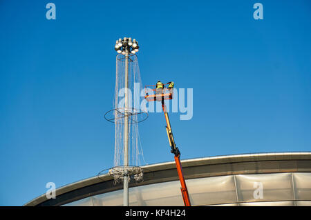 Gli ingegneri che lavorano in altezza su una piattaforma sopraelevata. Foto Stock