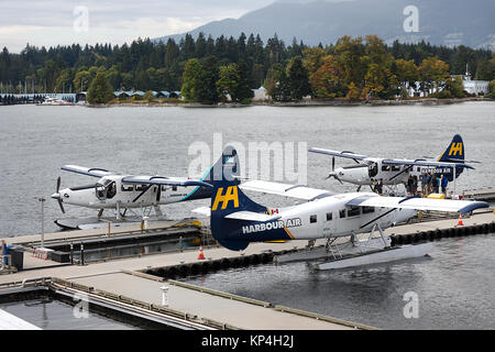 Vancouver, Canada - Agosto 31th, 2017: Tre idrovolanti DHC-3 singola turbina Lontra di Harbor aria ormeggiata presso il Porto di Vancouver, Canada. Foto Stock