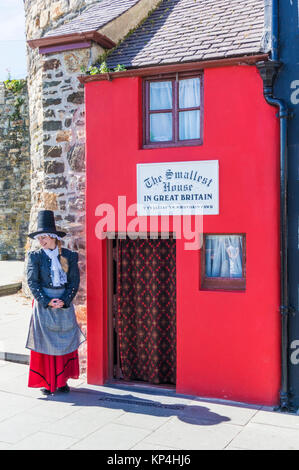 Il nord del Galles conway north Wales conwy north Wales Welsh lady in costume nazionale dalla più piccola casa in Gran Bretagna Conwy Gwynedd Galles del nord Foto Stock