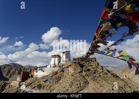 Tsemo Gompa in Leh con la preghiera le bandiere in primo piano, Ladakh, Jammu e Kashmir in India. Foto Stock