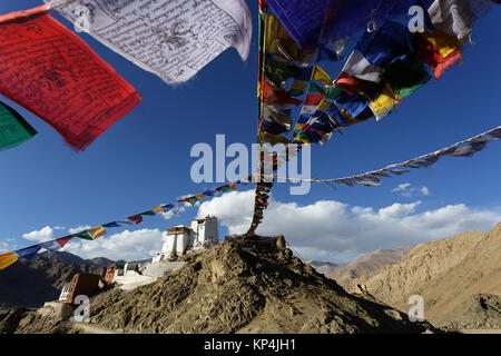 Tsemo Gompa in Leh con la preghiera le bandiere in primo piano, Ladakh, Jammu e Kashmir in India. Foto Stock