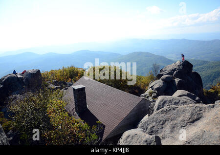 Matura in piedi sul vertice di Sharp Top Mountain con escursionismo lodge in primo piano, i picchi di lontra, Blue Ridge Mountains, Virginia, Stati Uniti d'America Foto Stock