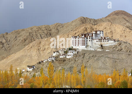 Monastero Buddista nella campagna vicino a Leh, Ladakh, Jammu e Kashmir in India. Foto Stock