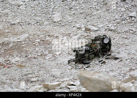 Un caduto camion militare dalla strada a Chang La Pass, Ladakh, Jammu e Kashmir. India. Foto Stock