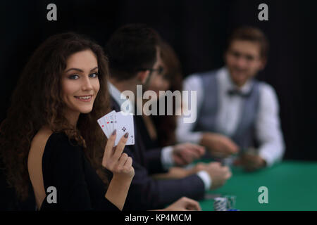 Bella donna che mostra una combinazione di quattro assi. Foto Stock