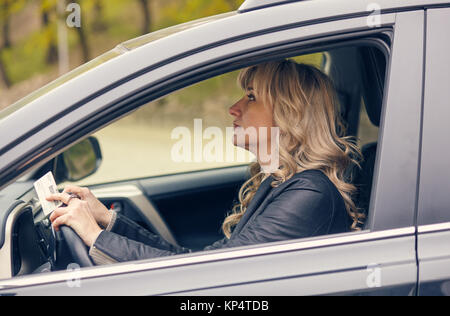 Donna in automobile Foto Stock