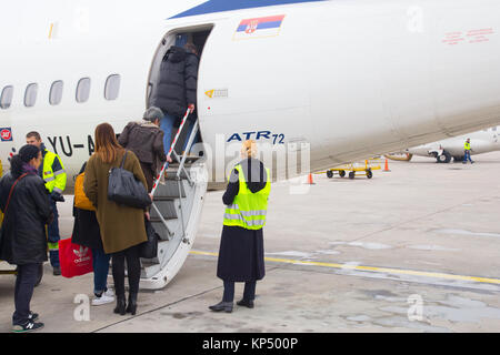 Imbarco passeggeri Air Serbia ATR 72 a turboelica a livello internazionale Nikola Tesla Airport a Belgrado in Serbia Foto Stock