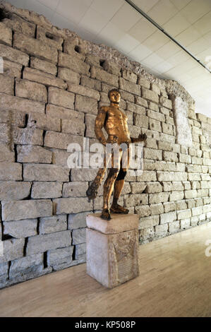 Italia, Roma, Musei Capitolini, Musei Capitolini, Palazzo dei Conservatori, Tempio di Giove Capitolino, muro di fondazione e statua di Ercole Foto Stock