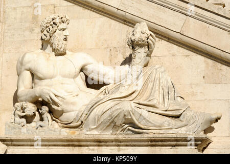 Italia, Roma, Campidoglio, statua romana del Tevere, dio Tiberino con Romolo e Remo Foto Stock