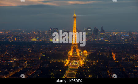 Parigi, Francia - 17 giugno 2015: Sera vista su Parigi e la Torre Eiffel. Foto Stock