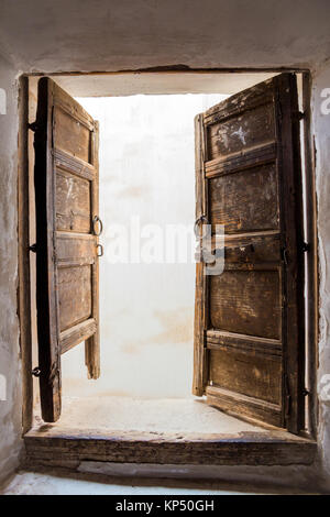 MARRAKECH, Marocco - Apr 29, 2016: persiane di legno in una finestra nel Ben Youssef Madrasa. Un ex collegio islamico di Marrakech, Marocco. Foto Stock