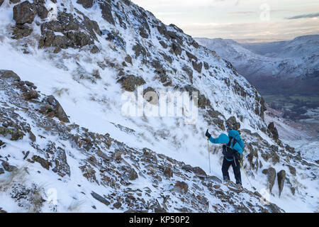 Hill Walker rendendo il loro modo in su per la montagna di Hart Crag da Hartsop sopra come con Boredale Hause dietro, Lake District, Cumbria, Regno Unito Foto Stock