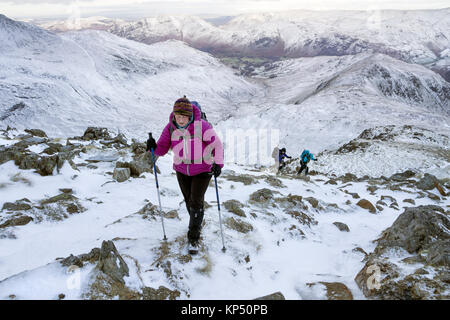 Hill Walkers rendendo il loro modo sulla montagna di Hart Crag in inverno con la cresta di Hartsop sopra come e Eastern Fells dietro, Lake District, Cu Foto Stock