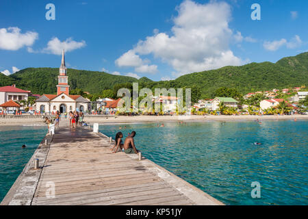 Petite Anse d'Arlet village, con San Henri Chiesa e pontone, in Martinica (luglio 2017) Foto Stock