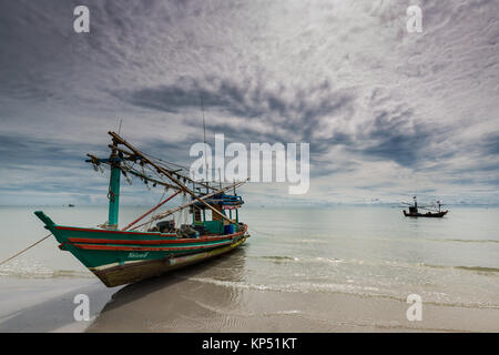 Vecchia barca da pesca in Khao Takiab vicino a Hua Hin in Thailandia. Hua Hin è di 2-3 ore di guida a sud di Bangkok. Si tratta di una spiaggia molto popolare destinazione. Foto Stock