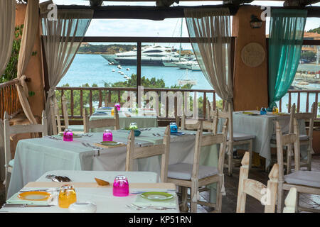 Ristorante con vista del porto di Porto Cervo, destinazione di lusso in Costa Smeralda, Sardegna, Italia, mare Mediterraneo, Europa Foto Stock