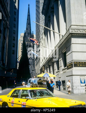 Maggio 1982,New York,Wall street,taxi giallo,chiesa della trinità,il quartiere finanziario,Lower Manhattan,New York City, NY,NYC,USA, Foto Stock