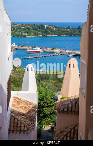 Vista tra le case ingresso della Marina, il porto degli yacht di Porto Cervo, destinazione di lusso in Costa Smeralda, Sardegna, Italia, Europa Foto Stock