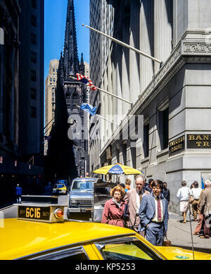 Maggio 1982,New York,Wall street,taxi giallo,chiesa della trinità,il quartiere finanziario,Lower Manhattan,New York City, NY,NYC,USA, Foto Stock