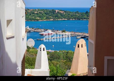 Vista tra le case ingresso della Marina, il porto degli yacht di Porto Cervo, destinazione di lusso in Costa Smeralda, Sardegna, Italia, Europa Foto Stock