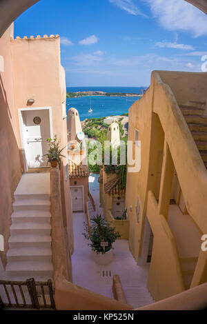 Vista tra le case ingresso della Marina, il porto degli yacht di Porto Cervo, destinazione di lusso in Costa Smeralda, Sardegna, Italia, Europa Foto Stock