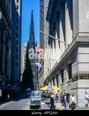 Maggio 1982,New York,Wall Street,mobile food cart fornitore,hot dog dogs, Trinity Church,quartiere finanziario,Lower Manhattan,New york City,NY,NYC,USA, Foto Stock