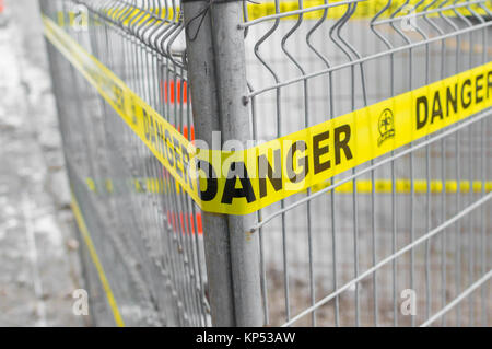 Il traffico di colore arancione a cono e il nastro giallo linea sul marciapiede in Montreal, Canada Foto Stock