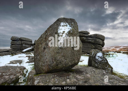Combestone Tor nella neve su Dartmoor Devon meridionale. Foto Stock