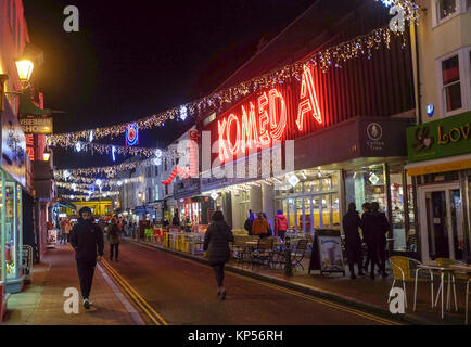 Brighton Regno Unito 12 Dicembre 2017 - Natale luci di strada in North Laine area di Brighton con il Komedia teatro e cinema Foto Stock