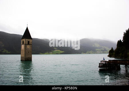 Campanile di Curon Venosta vecchia o sommerse torre della chiesa reschensee profonda nel lago Resias al mattino in Trentino-Alto valley in Sud Tyr o Alto Foto Stock