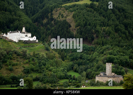 Castel Principe e l'Abbazia di Marienberg o Abtei Marienberg o Abbazia di Monte Maria sulla montagna a Malles Venosta, in val Venosta, in Trentino Alto Adige, Foto Stock