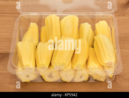 Casella di giallo Jackfruit carne isolato su sfondo di legno Foto Stock