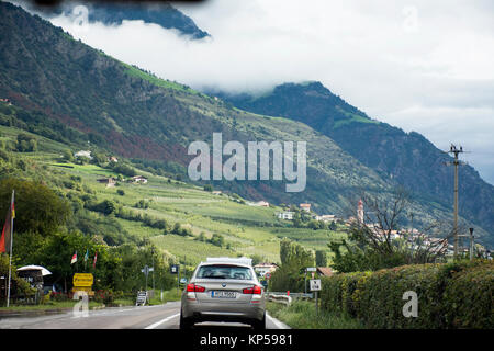 I viaggiatori persone guida auto in autostrada strada alla campagna passata Oetztal tiroler village vai a Merano o a Merano città di il 2 settembre 2017 in T Foto Stock