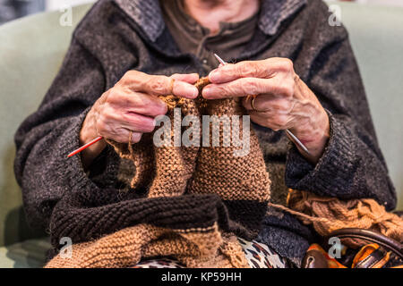 Donna anziana maglia. Foto Stock