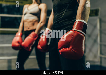 Boxer in guantoni da pugilato Foto Stock