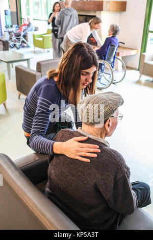 EHPAD specializzato nella cura degli anziani affetti dal morbo di Alzheimer, il dialogo con i residenti, centro per la cura psico-geriatrico, Le Verger des Foto Stock