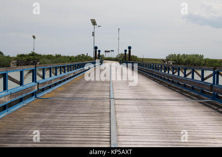 Vuoto in legno ponte carrabile nel Parco del Delta del Po. Veneto, Italia. Foto Stock