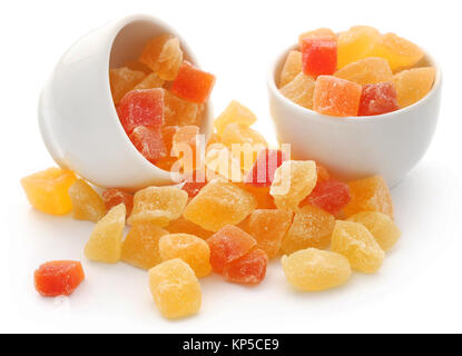 Frutta secca di albicocche e papaia con alcuni altri in una ciotola su bianco Foto Stock